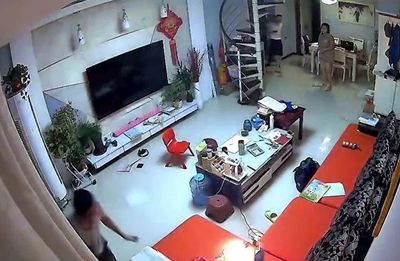 Sạc dự phòng phát nổ trên ghế sofa, cả gia đình vội vã tháo chạy