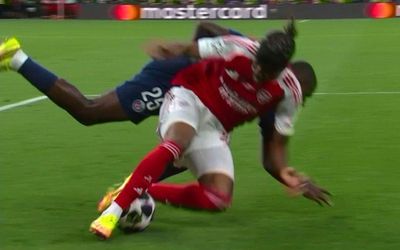 Dậy sóng với tình huống Arsenal bị từ chối phạt đền trước PSG