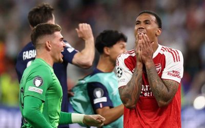 Gabriel từ người hùng thành tội đồ của Arsenal