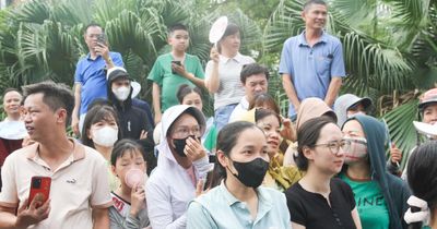 Thi vào lớp 10 ở Hà Nội: Thí sinh vượt qua biến cố gia đình, buổi thi nào cũng ôm mẹ thật chặt