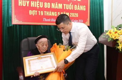 Trao Huy hiệu 80 năm tuổi Đảng tặng đảng viên Đồng Thị Đài