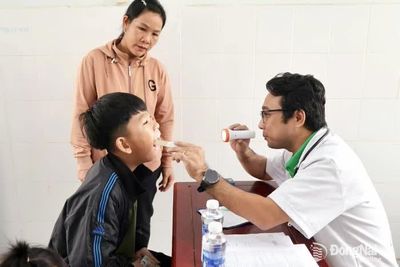 Khám bệnh, phát thuốc, tặng quà cho 500 trẻ em khu vực biên giới nhân Ngày Quốc tế Thiếu nhi 1-6