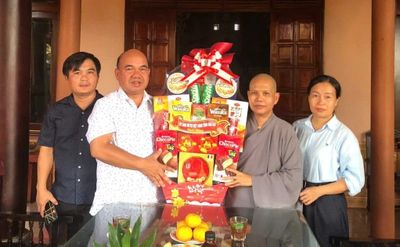 Lãnh đạo Ủy ban MTTQ tỉnh Gia Lai thăm, chúc mừng các chức sắc Phật giáo