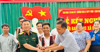 Ban Chỉ huy Quân sự xã Đak Pơ, Trường THCS và THPT Y Đôn kết nghĩa với làng Krông Hra