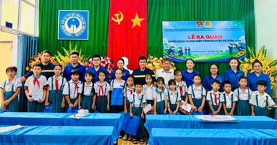 Tặng quà, hỗ trợ học sinh khó khăn và tuyên truyền pháp luật tại Trường Tiểu học Trần Hưng Đạo