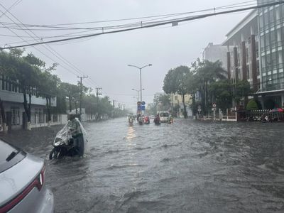 Mưa lớn khiến một số tuyến đường ở Nha Trang bị ngập sâu