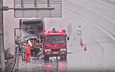 Xe ô tô đầu kéo bốc cháy trên đường bộ cao tốc Nha Trang - Cam Lâm