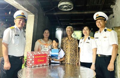 Lữ đoàn 162 tặng quà Tết Thiếu nhi cho con ngư dân nhận đỡ đầu