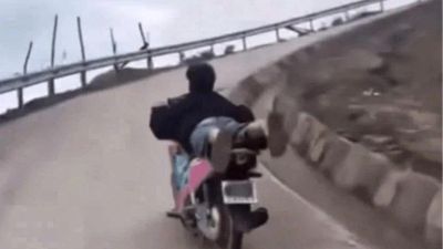 Nằm trên yên xe máy 'biểu diễn': Thanh niên bị tịch thu xe, chủ xe bị phạt 14 triệu