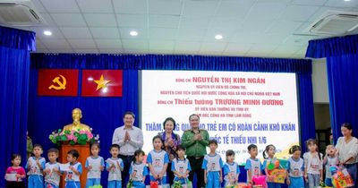 Nguyên Chủ tịch Quốc hội Nguyễn Thị Kim Ngân tặng quà cho trẻ em Đặc khu Phú Quý