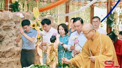 Đồng chí Phó Chủ tịch Thường trực UBND tỉnh Sơn La dự Lễ khánh thành công trình sửa chữa, cải tạo chùa Vặt Hồng tại phường Mộc Châu.