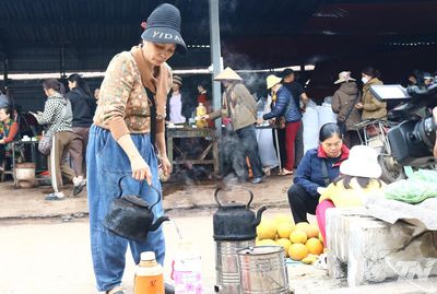 Người tự nguyện đun nước sôi cho những phiên chợ chè