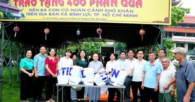 Học viện Phật giáo VN tại TP.HCM và chùa Thanh Tâm tặng 500 phần quà đến người dân khó khăn tại xã Bình Lợi