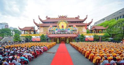 Hàng ngàn Tăng Ni, Phật tử tham dự Đại lễ Phật đản Phật lịch 2570 tại Việt Nam Quốc Tự