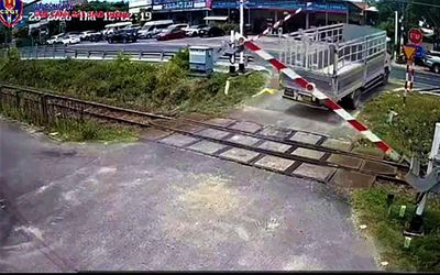Tước bằng lái tài xế điều khiển xe tải vượt đường ngang khi đèn cảnh báo đã bật sáng