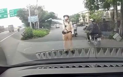 Người đàn ông hỏi CSGT ''Em có biết anh không'' xin lỗi, tài xế đi sai làn bị xử phạt