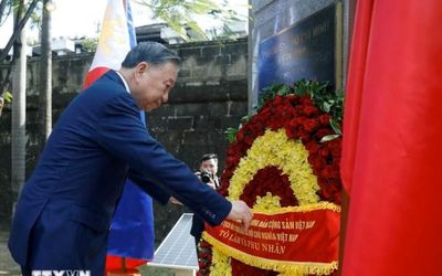 Tổng Bí thư, Chủ tịch nước Tô Lâm dâng hoa tại Tượng đài Chủ tịch Hồ Chí Minh ở Philippines
