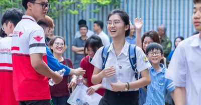 Thí sinh Hà Nội hồi hộp bước vào môn thi Toán kỳ thi lớp 10