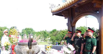 Đoàn sĩ quan trẻ Quân đội nhân dân Lào tri ân các Anh hùng liệt sĩ tại Thành Cổ Quảng Trị