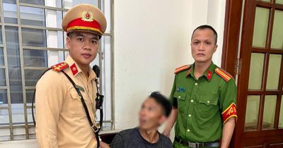 Hà Nội: Kịp thời khống chế người đàn ông có biểu hiện bất thường, đập phá tài sản trên phố