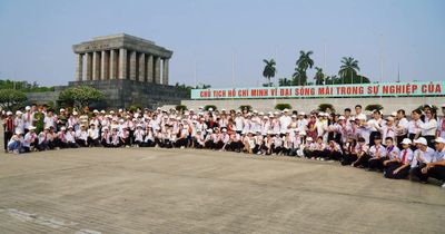 Đoàn các cháu tham gia 'Trại hè yêu thương' vào Lăng viếng Bác