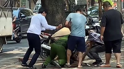 Cảnh sát khống chế đối tượng mang bồ cào đập phá ô tô trên phố