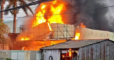 Cháy kho phế liệu hàng trăm mét vuông lan sang tiệm sửa xe