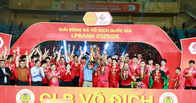 CLB Công an Hà Nội 'mở hội' ăn mừng chiến thắng tại sân Hàng Đẫy