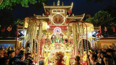 Cung rước xá lợi mừng đại lễ Phật đản quanh phố cổ Hà Nội
