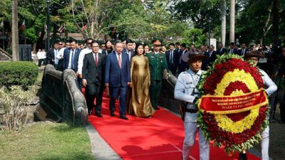 Tổng Bí thư, Chủ tịch nước Tô Lâm dâng hoa tại Tượng đài Chủ tịch Hồ Chí Minh tại Philippines