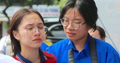 Thí sinh bật khóc trước cổng trường sau giờ thi Toán lớp 10 Hà Nội