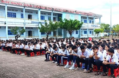 Đình chỉ điều tra vụ cựu hiệu trưởng ở Cà Mau: Khi 'cái lý' chạm đến 'cái tình'