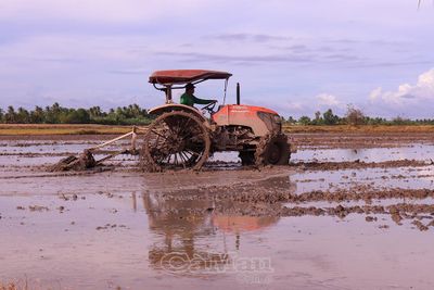 Khẩn trương làm đất chuẩn bị cho vụ lúa hè thu