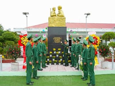 Thiêng liêng tượng đài 'Bác Hồ với chiến sĩ Biên phòng'