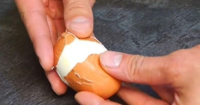 Luộc trứng đừng chỉ dùng nước lã: Thêm 1 thìa gia vị quen thuộc, vỏ tự bong, trứng chín ngon hơn