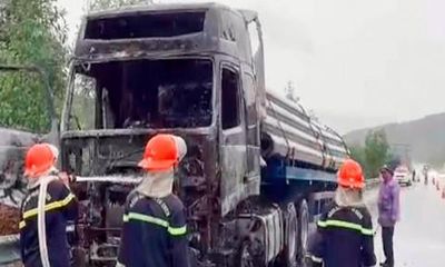 Xe đầu kéo bất ngờ bốc cháy dữ dội trên cao tốc