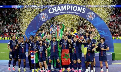 Khoảnh khắc PSG nâng cao cúp vô địch Champions League lần thứ hai liên tiếp