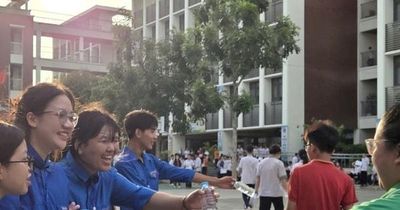 Áo xanh ngoài phòng thi, giữ lửa niềm tin