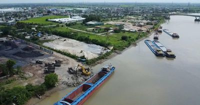 'Ma trận' bến bãi và những 'mố cẩu' đầy dấu hỏi ven sông Luộc ở Hưng Yên