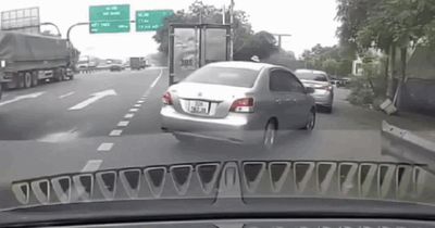 Hà Nội: Hỏi CSGT 'Em không biết anh à', tài xế ô tô và người đi cùng nhận cái 'kết đắng'