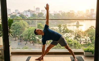 Đi bộ hay kéo giãn buổi sáng: Cách nào tốt hơn cho khớp?