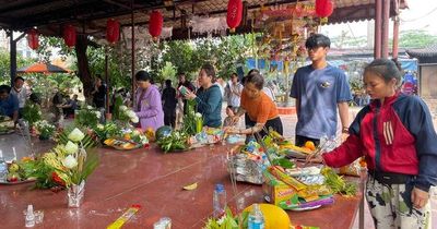 Sĩ tử Hải Phòng dâng hương cầu may trước giờ thi vào lớp 10