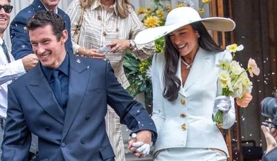 Váy cưới của Dua Lipa thể hiện rõ phong cách cá tính, không đi theo lối mòn
