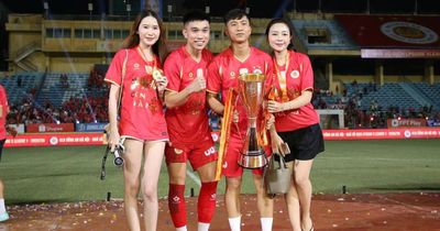 Vợ và bạn gái cầu thủ Công an Hà Nội FC rạng ngời trong ngày đăng quang