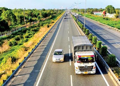 Khi logistics vẫn 'kẹt' trên đường bộ
