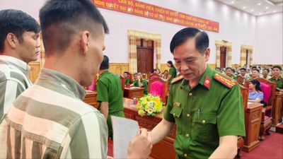 Bước ra khỏi cổng trại, 218 người làm lại cuộc đời…