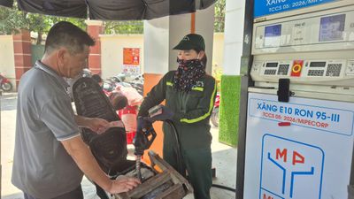 Cửa hàng xăng dầu ở Hà Nội đồng loạt chuyển sang bán xăng sinh học E10