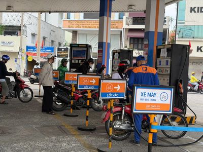Ngày đầu tiên chỉ bán xăng E10, E5 ở TP.HCM ra sao?