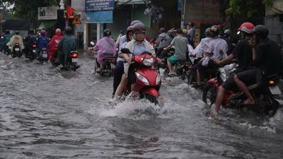 Mưa lớn đầu tuần, nhiều tuyến đường ở TP.HCM ngập sâu