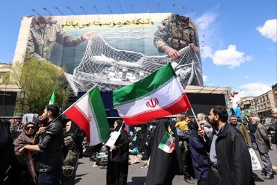 Mỹ, Iran tập kích lẫn nhau; Tehran cáo buộc Washington vi phạm thỏa thuận ngừng bắn